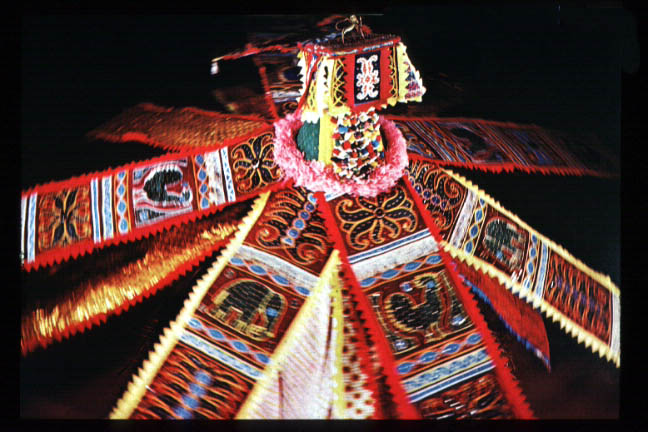 Tiras de pano abala que compõem as vestes sagradas dos Egungun Foto: disponível na internet
