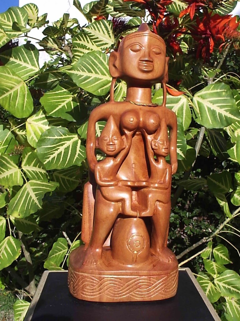  Iya Ibeji, a Mãe dos Gêmeos, escultura de Marco Aurélio Luz Foto: M. A. Luz