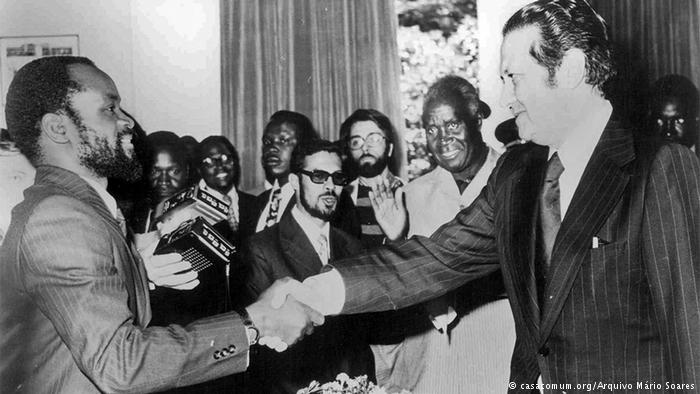 Samora Machel (esq.) e Mário Soares em Lusaka, onde em junho de 1974 se iniciaram as negociações com a FRELIMO para a independência de Moçambique