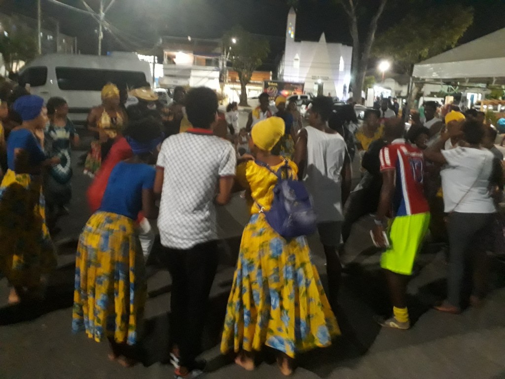Apresentação da dança afro-brasileira Coco, as Bejunzeiras de Areia Branca, estacionamento da Câmara Municipal de Vereadores (Foto: Bas’Ilele)