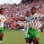 Amokashi comemora o gol no jogo da primeira fase contra a Bulgária na Copa do Mundo de 1994