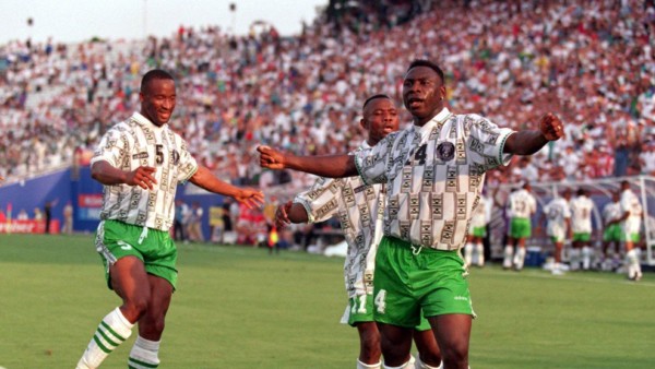 Amokashi comemora o gol no jogo da primeira fase contra a Bulgária na Copa do Mundo de 1994 