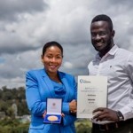 Brian recebendo o prêmio no Quênia – Divulgação
