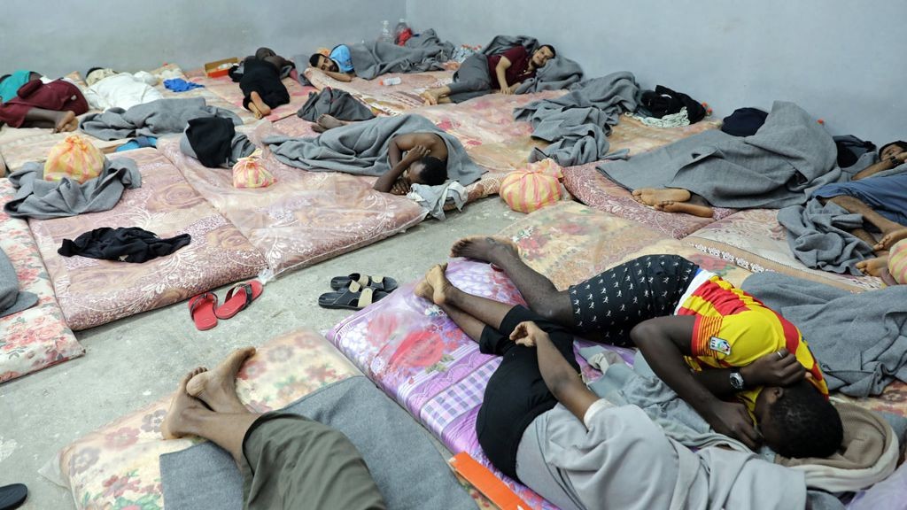 Dezenas de migrantes dormem em instalações apertadas no centro de detenção Tariq al-Sikka em Trípoli, Líbia. Foto: ACNUR/Iason Foounten