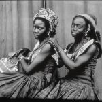 Imagem: Bamako (Mali), entre 1948 e 1963. Foto de Seydou Keïta/ Contemporary African Collection (CAAC) – The Pigozzi Collection