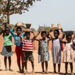 Crianças a caminho da escola pública em Guine Bissau